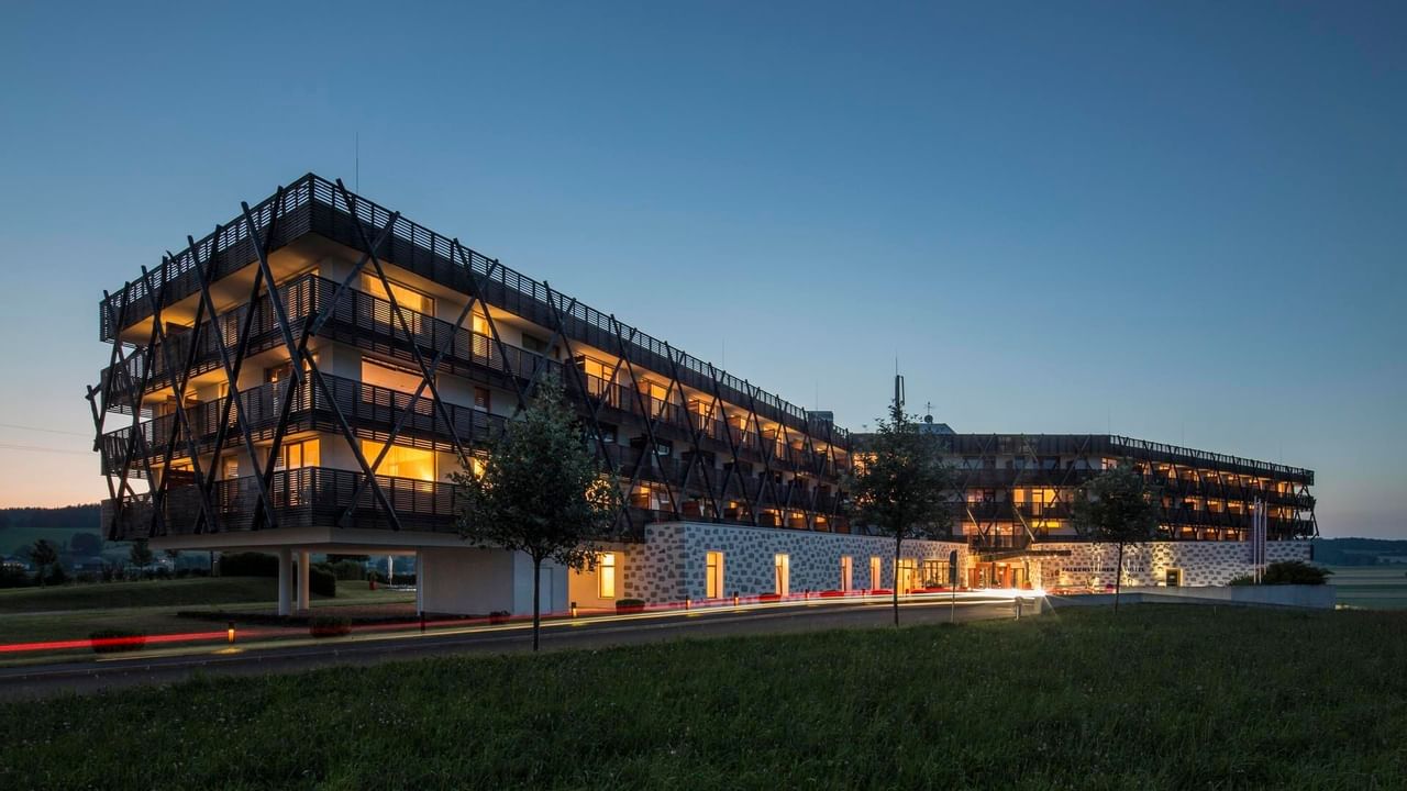 Falkensteiner Hotel Bad Leonfelden in der Abenddämmerung