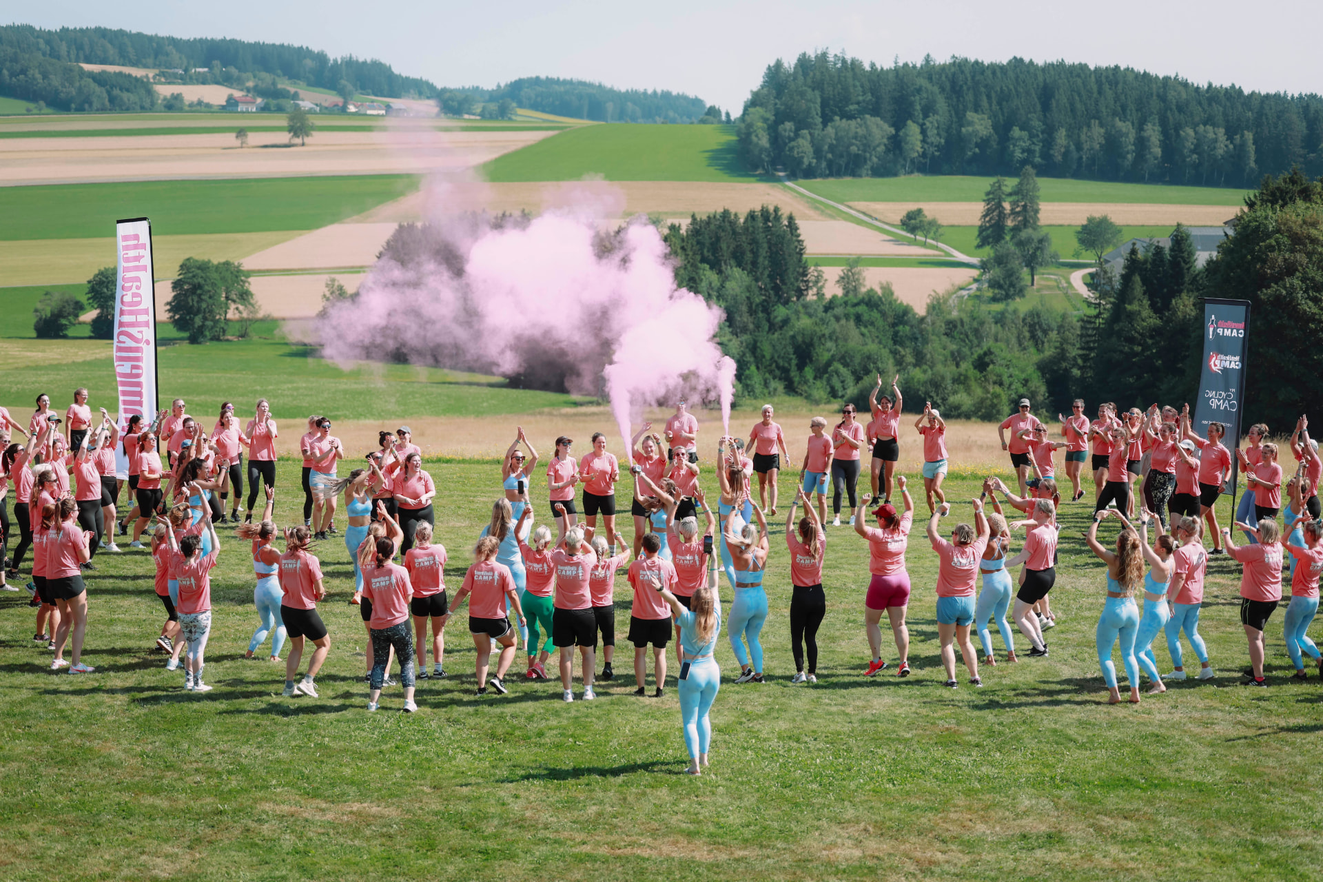 Große Gruppe feiert gemeinsam auf der Wiese beim BESTMOOD CLUB CAMP
