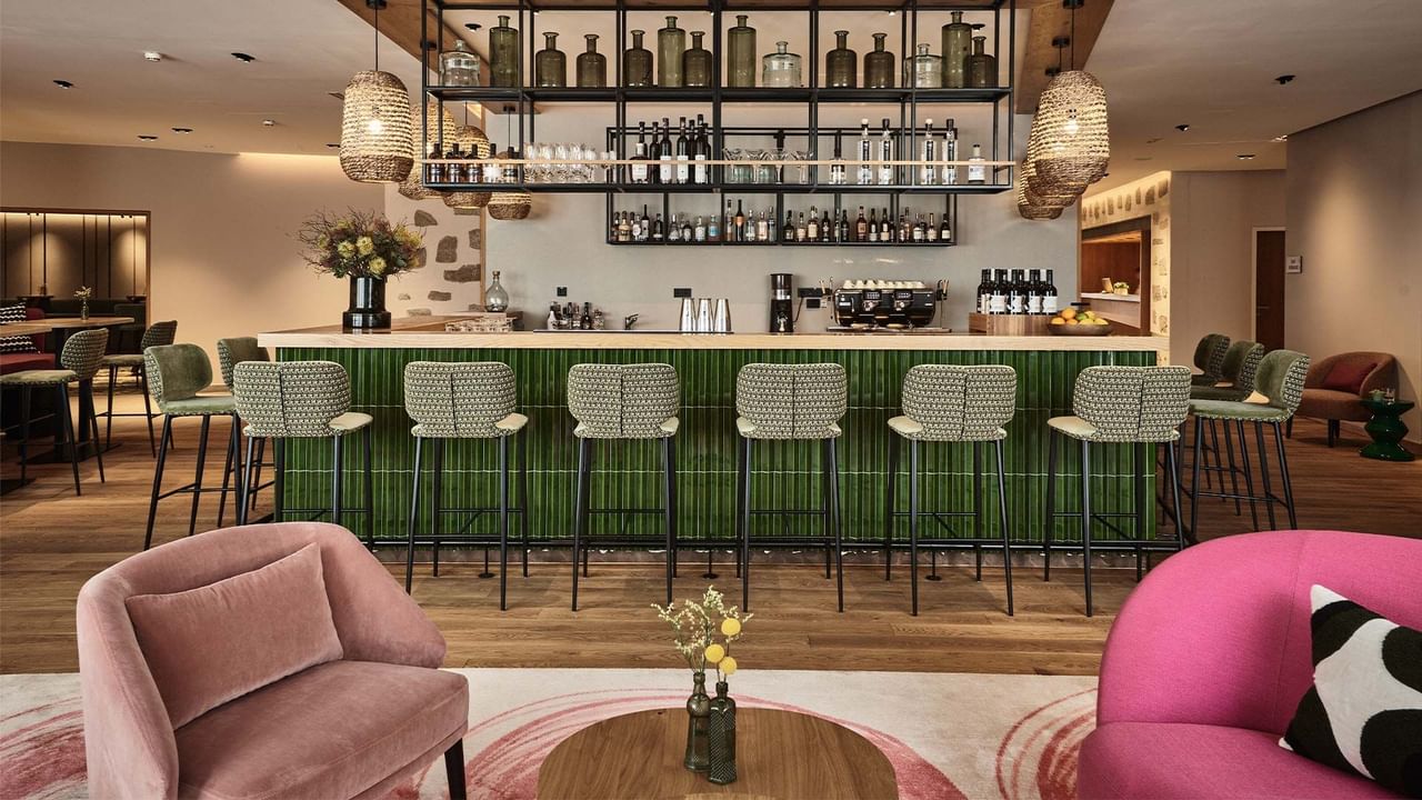 Hotelbar mit grüner Theke