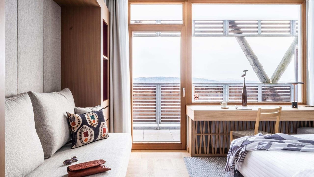 Zimmer mit Balkon und Ausblick
